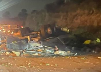 Vuelca tráiler y mueren tres personas en la autopista México-Puebla