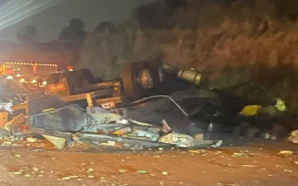 Vuelca tráiler y mueren tres personas en la autopista México-Puebla
