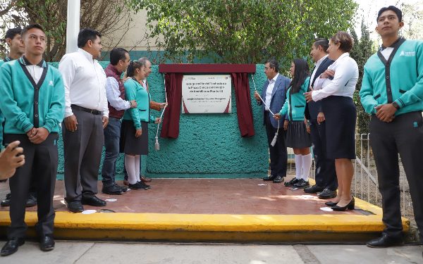Entrega Sergio Salomón techado de plaza cívica en el Cobaep Plantel 21