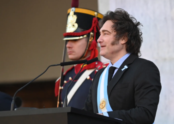 Milei anuncia despido de 50,000 funcionarios en Argentina y veto si se rompe el equilibrio fiscal