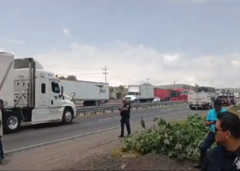 Pobladores de Palmar de Bravo se retiran de la autopista Puebla-Orizaba, tras varias horas de bloqueo