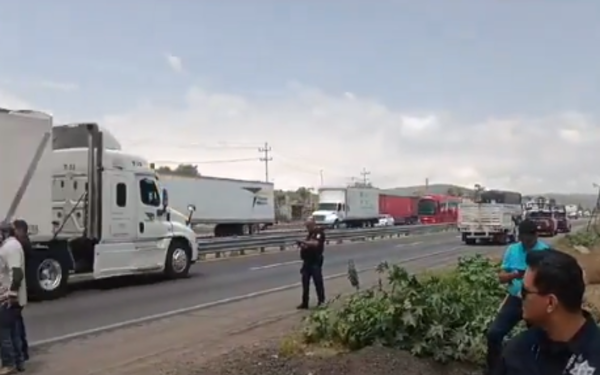 Pobladores de Palmar de Bravo se retiran de la autopista Puebla-Orizaba, tras varias horas de bloqueo