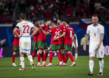 Portugal rescata la victoria en su debut en la Euro