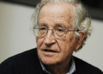 Noam Chomsky es dado de alta de un hospital en São Paulo