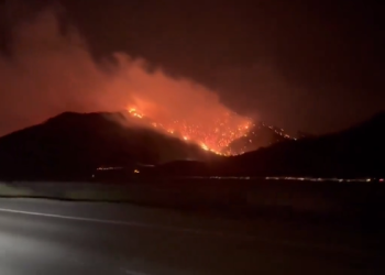 Incendios en California y Nuevo México provocan la evacuación de miles de personas