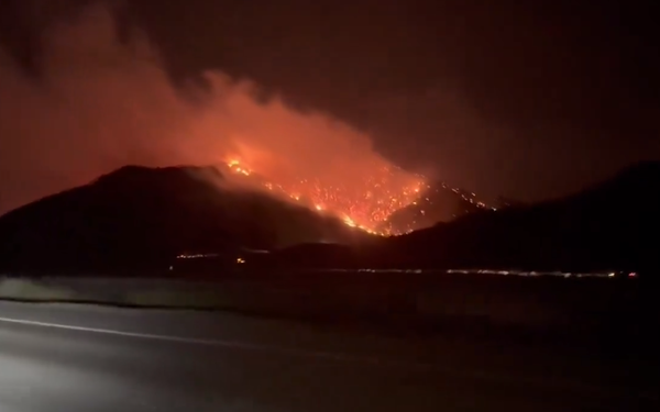 Incendios en California y Nuevo México provocan la evacuación de miles de personas