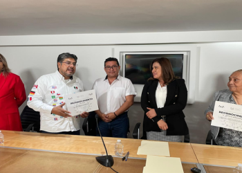 Congreso de Puebla reconoce a poblanos migrantes organizadores del Desfile de la Independencia de México en Nueva York