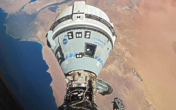 La NASA niega que la cápsula Starliner de Boeing esté varada en la EEI