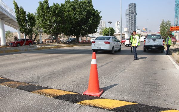 Colocan reductores de velocidad en la Vía Atlixcáyotl