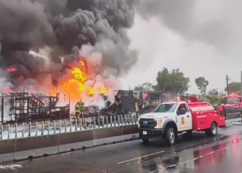 Incendio consume 30 viviendas en inmediaciones del AICM