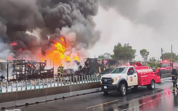 Incendio consume 30 viviendas en inmediaciones del AICM