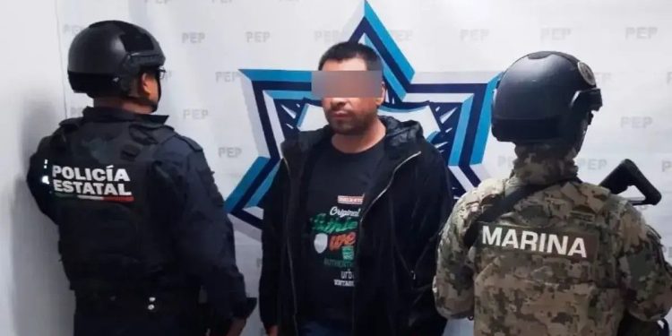 Sujeto es detenido por la Marina y la SSP Puebla desmantelando un camión robado