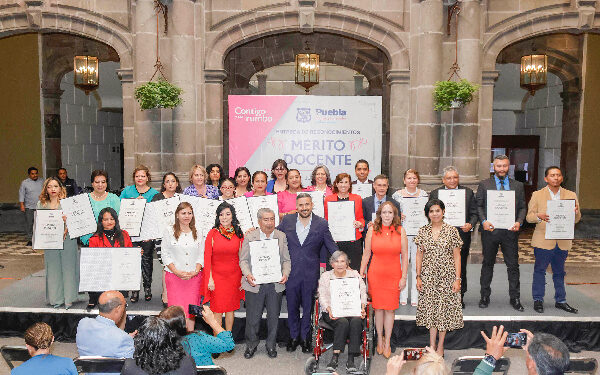 Docentes, reconocidos por el ayuntamiento en Puebla capital