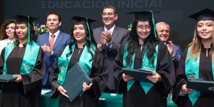 Céspedes Peregrina preside ceremonia de graduación en el BINE