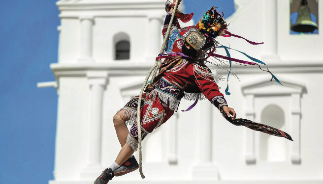 Son arcángeles y monos cuatro voladores mayas