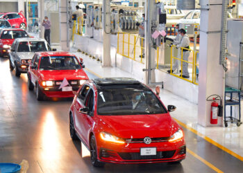 Debe VW reinstalar a ocho e indemnizar sin represalias
