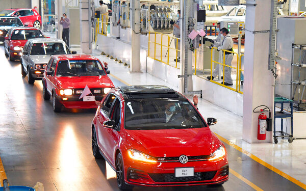 Debe VW reinstalar a ocho e indemnizar sin represalias