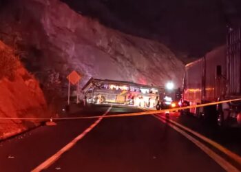 Vuelca camión y mueren cuatro personas en Miahuatlán; hay 41 heridos