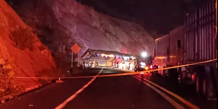 Vuelca camión y mueren cuatro personas en Miahuatlán; hay 41 heridos