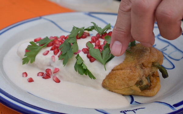 Preservan la tradicional receta de chiles en nogada
