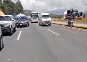 Liberan y mantienen abierto un carril de la México-Puebla