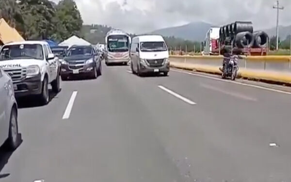 Liberan y mantienen abierto un carril de la México-Puebla