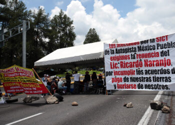 Sin acuerdo, segundo día de bloqueo en autopista