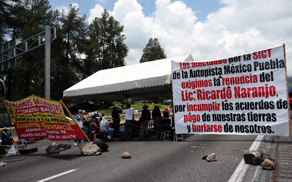 Sin acuerdo, segundo día de bloqueo en autopista