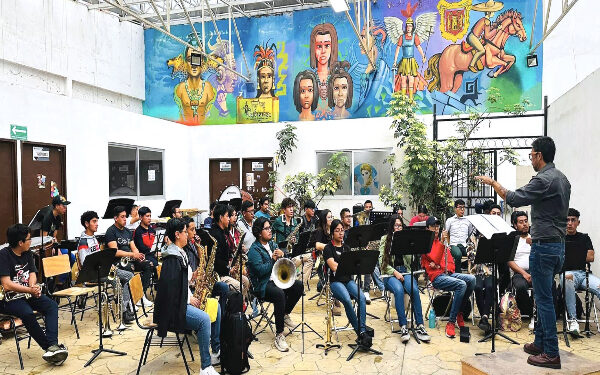 Banda huejotzinga honra a etnias en Bellas Artes