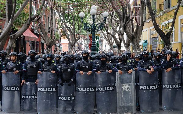 Ambulantes se enfrentan a policías en el centro de Puebla
