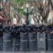 Ambulantes se enfrentan a policías en el centro de Puebla