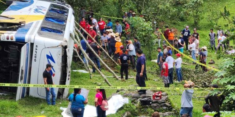 Vuelca camión en Nauzontla; un muerto y nueve lesionados