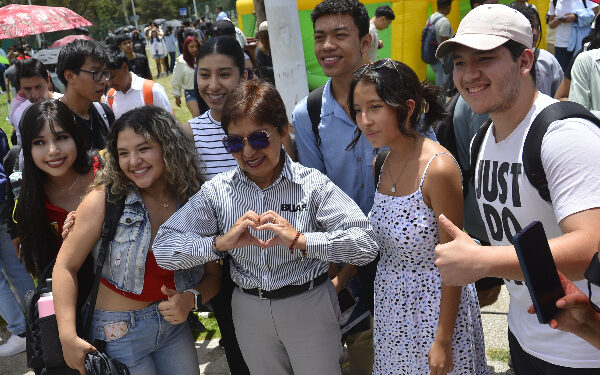 Festejan en la BUAP a nuevos alumnos
