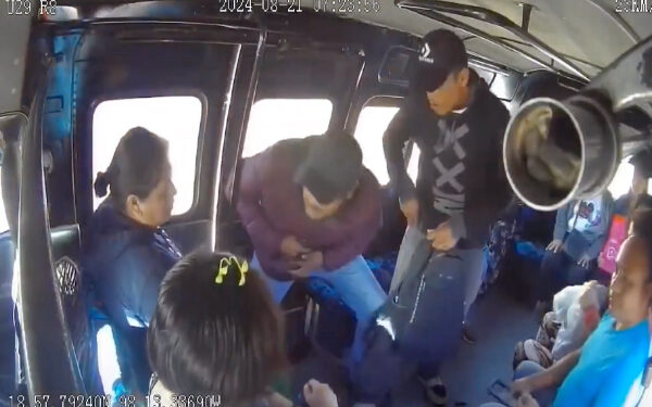 Ladrones despojan de sus pertenencias a pasajeros de la Ruta 8 en Puebla
