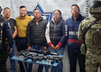 Detienen a supuestos policías municipales con armas en Amozoc