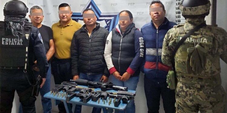 Detienen a supuestos policías municipales con armas en Amozoc