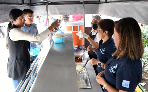 Entregan becas alimenticias a universitarios BUAP