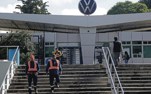 Votan 3 mil 825 contra 10.59% de aumento salarial