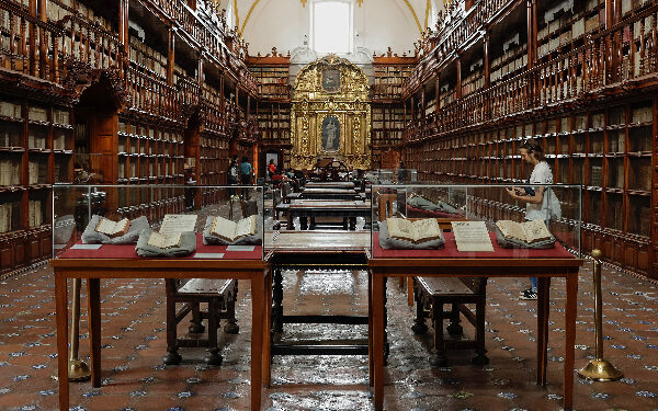 Biblioteca Palafoxiana celebra 378 años de arte