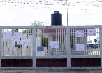 Dan de baja a maestro señalado por acoso