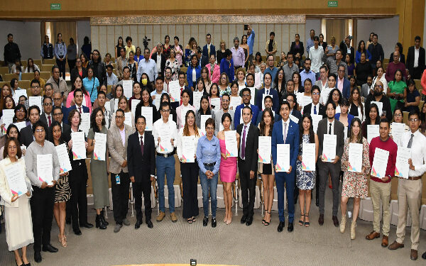 Entregan premio a la excelencia a egresados BUAP