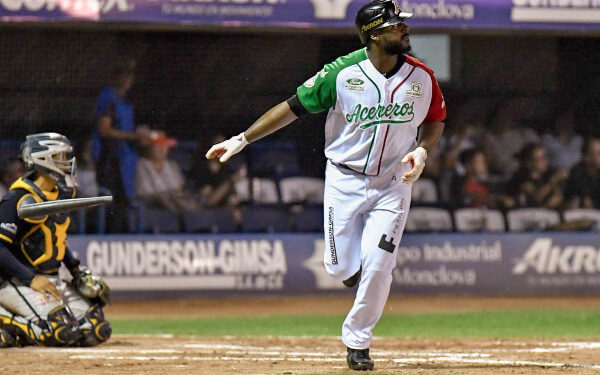 Chris Carter vuela de Pericos; regresa con los Acereros