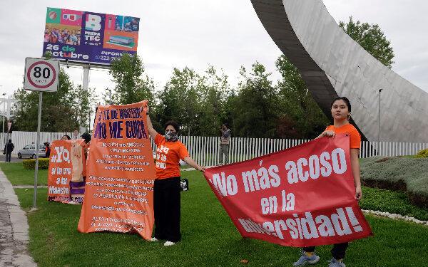 Acusan a maestros acosadores del Tec de Monterrey en Puebla con tendedero de denuncias