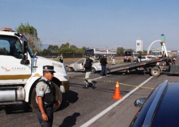 Hallan al menos tres cadáveres en vehículo calcinado en la México-Puebla