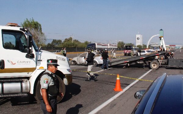Hallan al menos tres cadáveres en vehículo calcinado en la México-Puebla