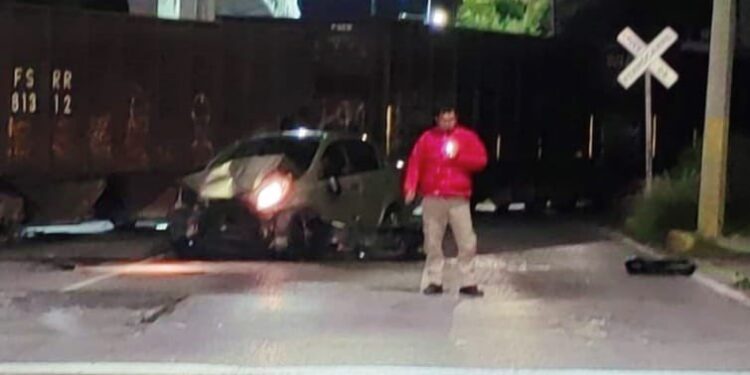 Se lo llevó el tren al intentar ganarle el paso en Puebla