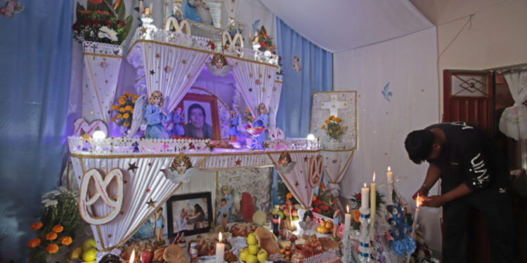 Pan de muerto, simbolismo en altares