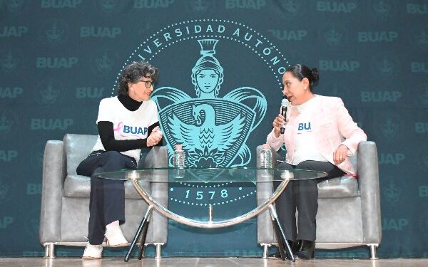 BUAP: Patricia Reyes Spíndola dio charla sobre cáncer de mama