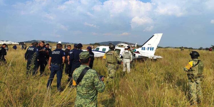 Avioneta cae en parte trasera de Bosques de Chapultepec