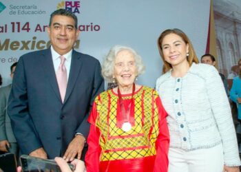 Elena Poniatowska recibe la medalla «Carmen Serdán»